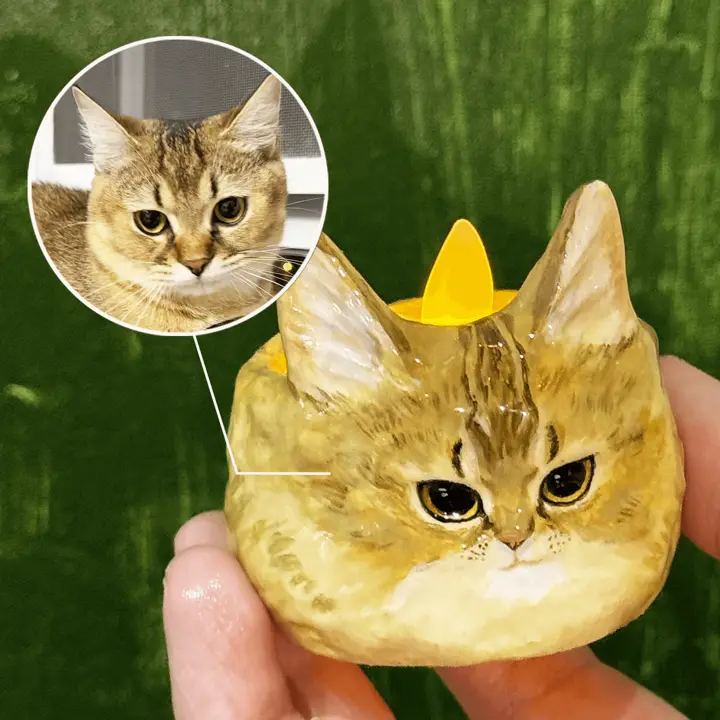 Clay cat candle holder with a flickering LED flame